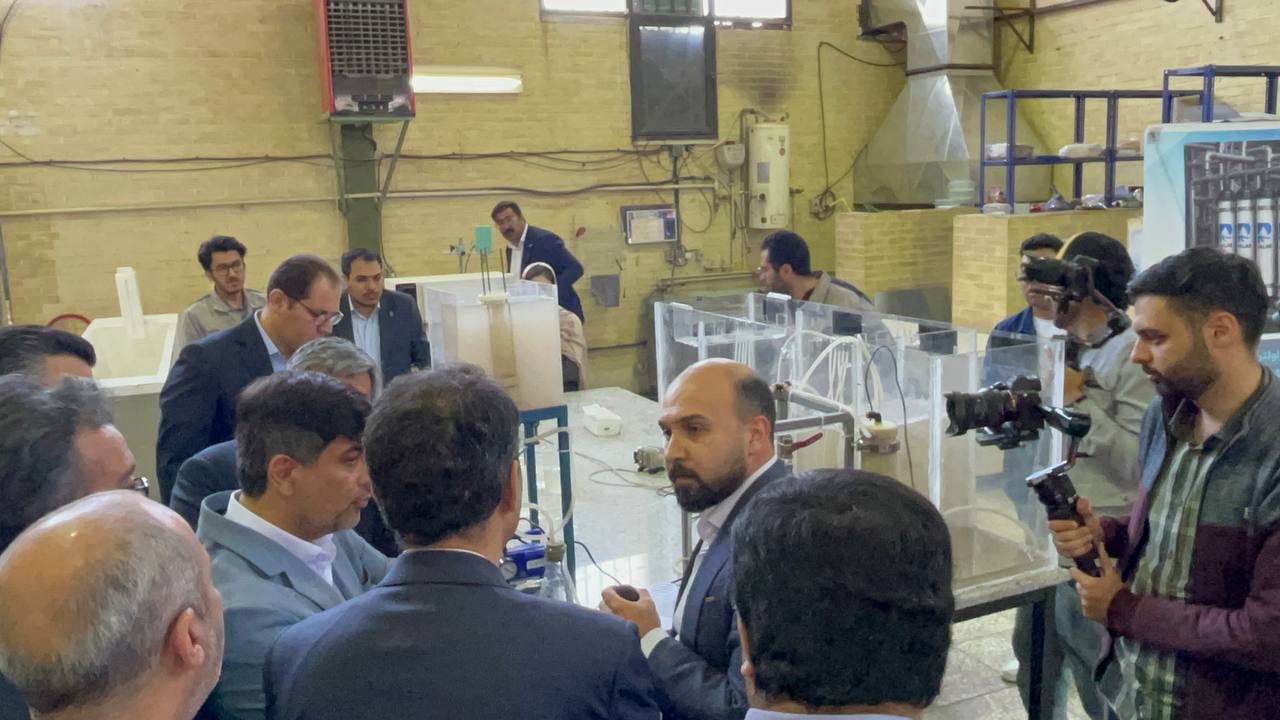 بازدید آقای دکتر سعید زرندی، مدیرعامل گروه فولاد مبارکه، و هیئت همراه از محل کارگاه و خط تولید شرکت آوین پویان پالاآب